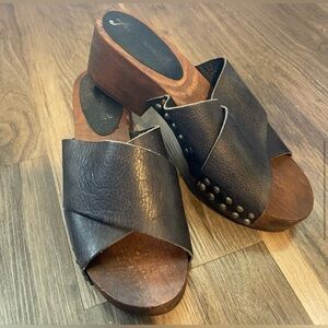 Free People Boho Pebbled Leather Clogs Sandals Size 37 EU/ 6.5 US